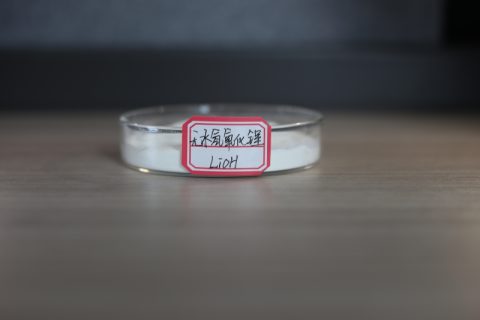 Anhydrous lithium hydroxide